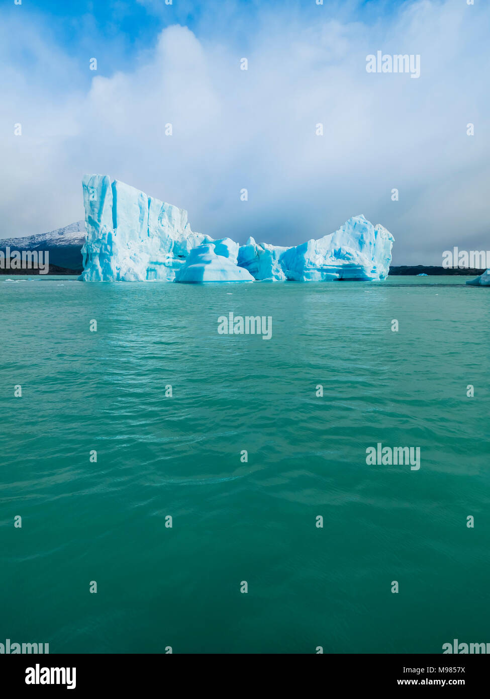 Argentina, Patagonia, El Calafate, Puerto Bandera, Lago Argentino, Parque Nacional Los Glaciares, Estancia Cristina, rotte iceberg Foto Stock