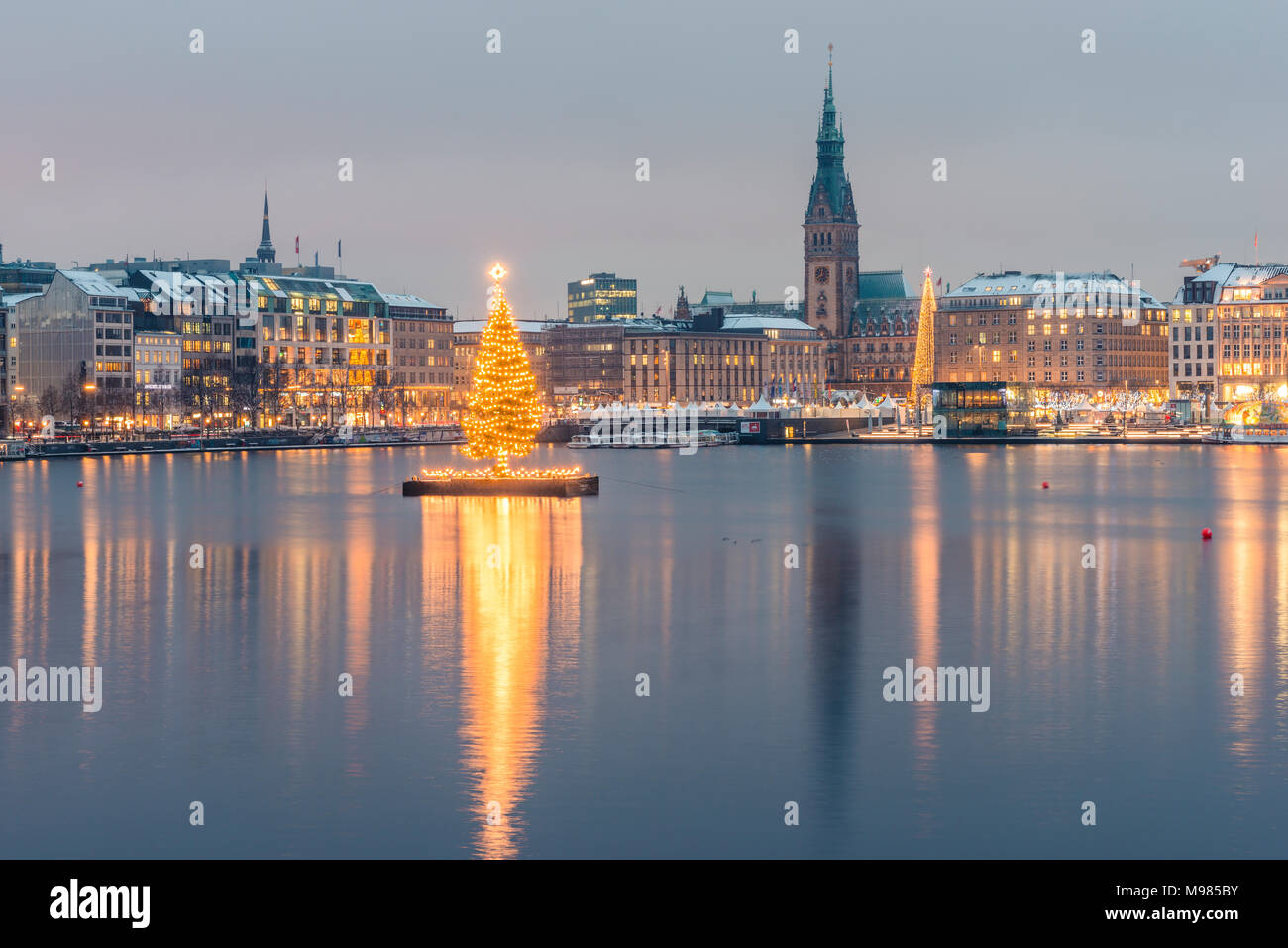 Germania, Amburgo, Binnenalster, albero di Natale, Municipio di sera Foto Stock