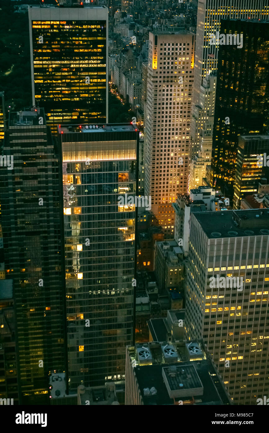Stati Uniti d'America, New York Manhattan, edifici ad alta durante la notte Foto Stock