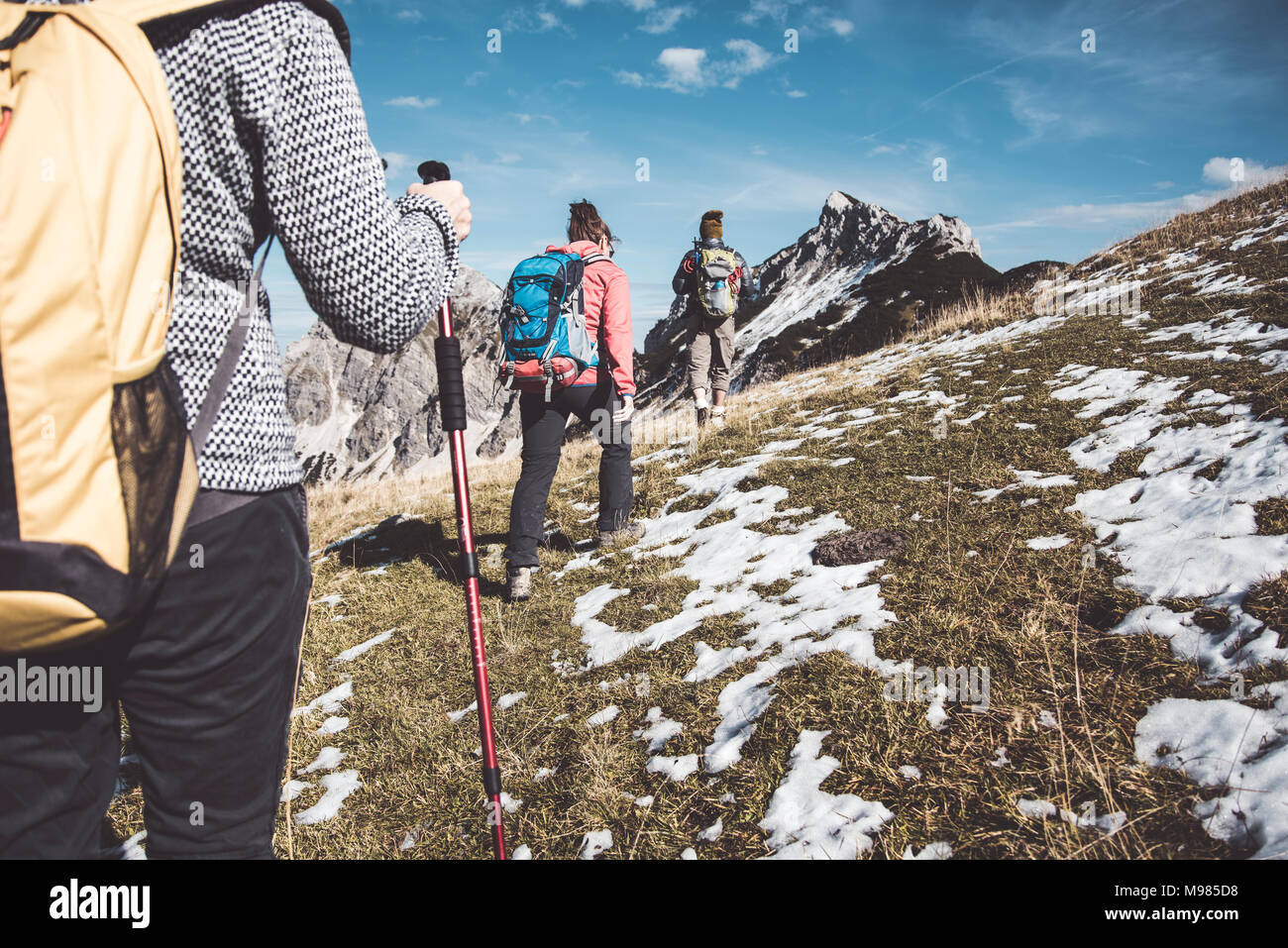 Austria, Tirolo, tre escursionisti passeggiate in montagna Foto Stock