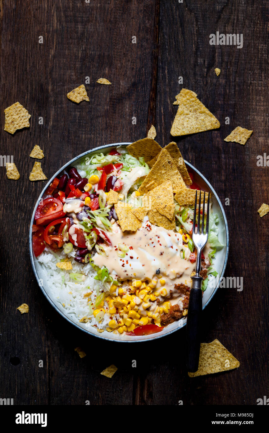 Taco insalatiera con riso, mais, chili con carne, i fagioli bianchi, lattuga iceberg, panna acida, nacho chips, pomodori Foto Stock