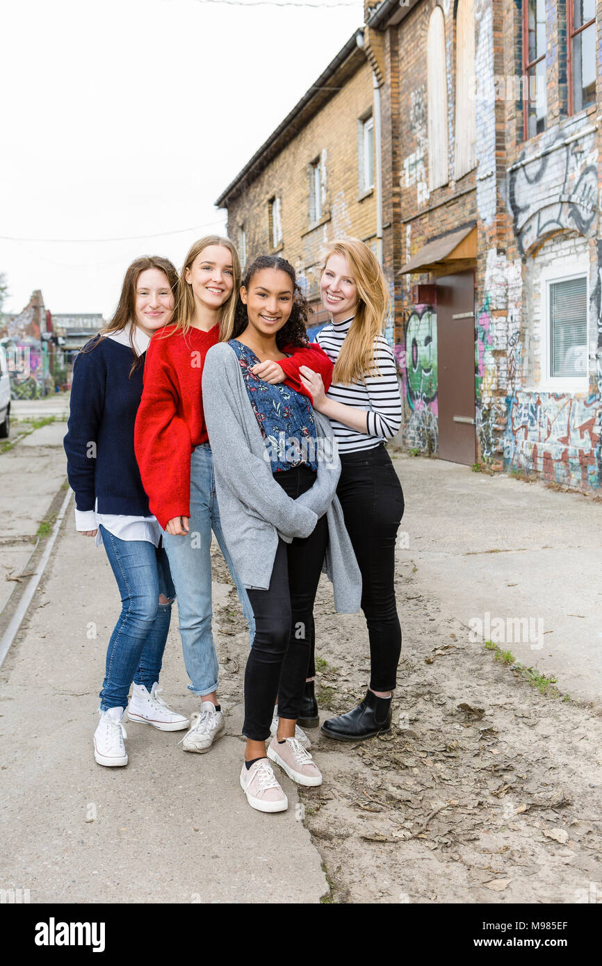 Germania, Berlino, foto di un gruppo di quattro amiche felice Foto Stock