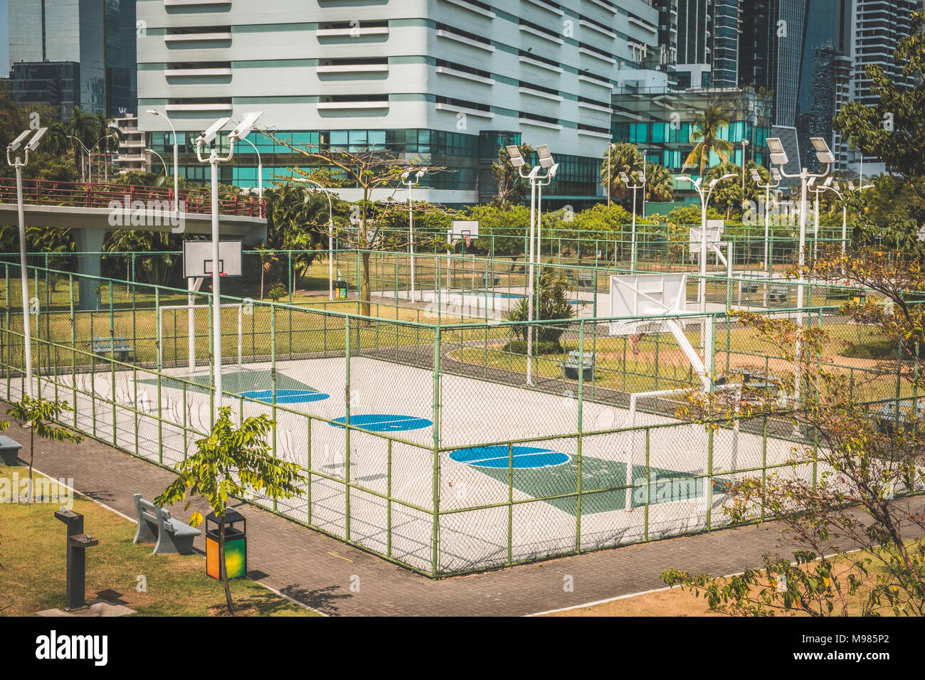 Il basket e calcetto outdoor con lo sfondo della città - Foto Stock