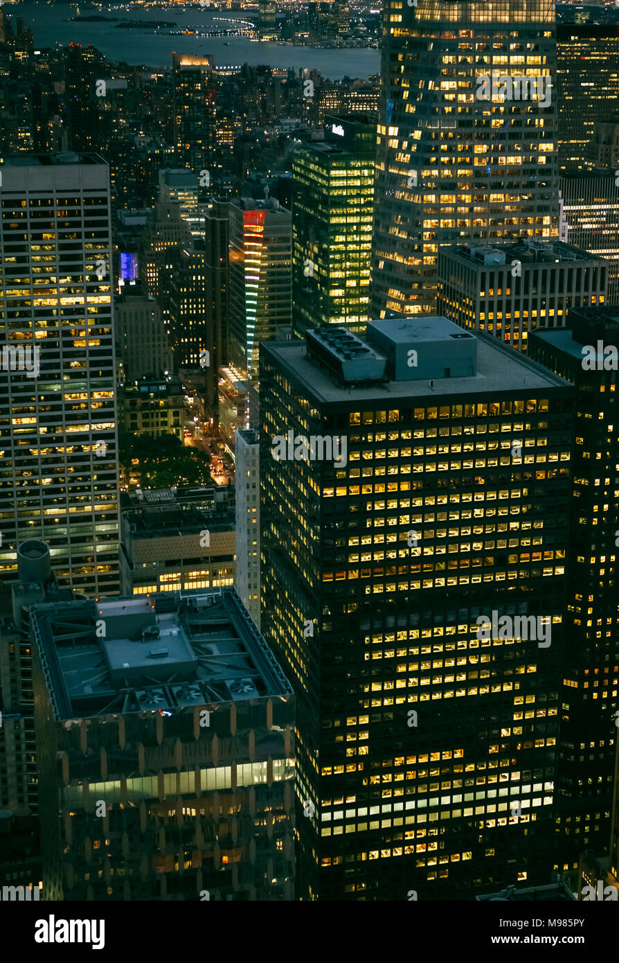 Stati Uniti d'America, New York Manhattan, edifici ad alta durante la notte Foto Stock