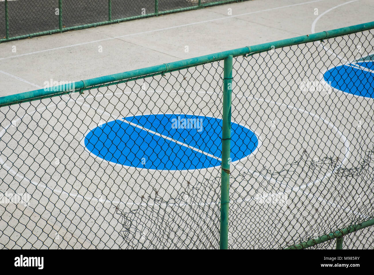 Outdoor pallacanestro cerchio centrale - dietro il recinto - Foto Stock