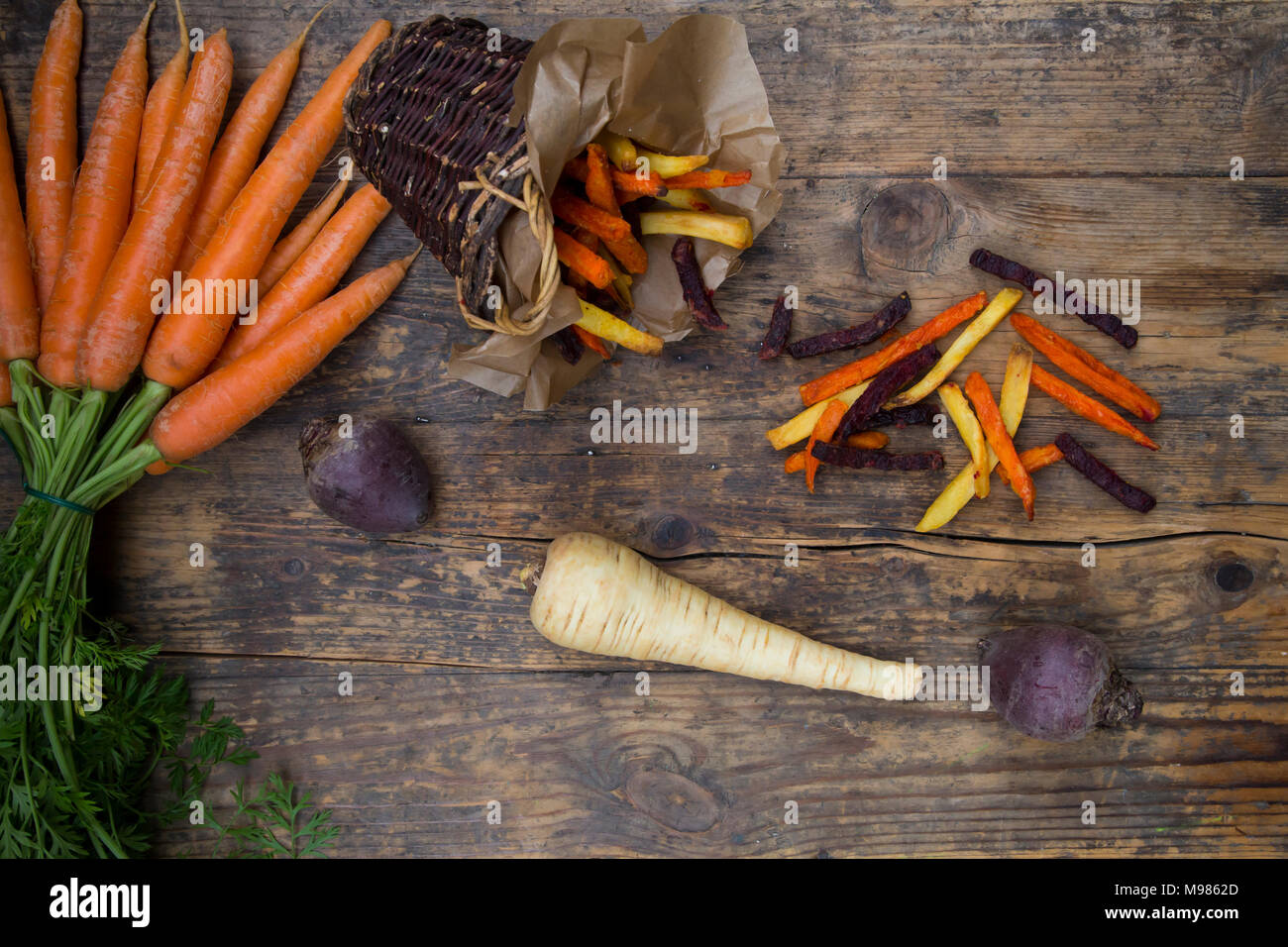 Organici di barbabietole, carote e pastinaca patate fritte Foto Stock