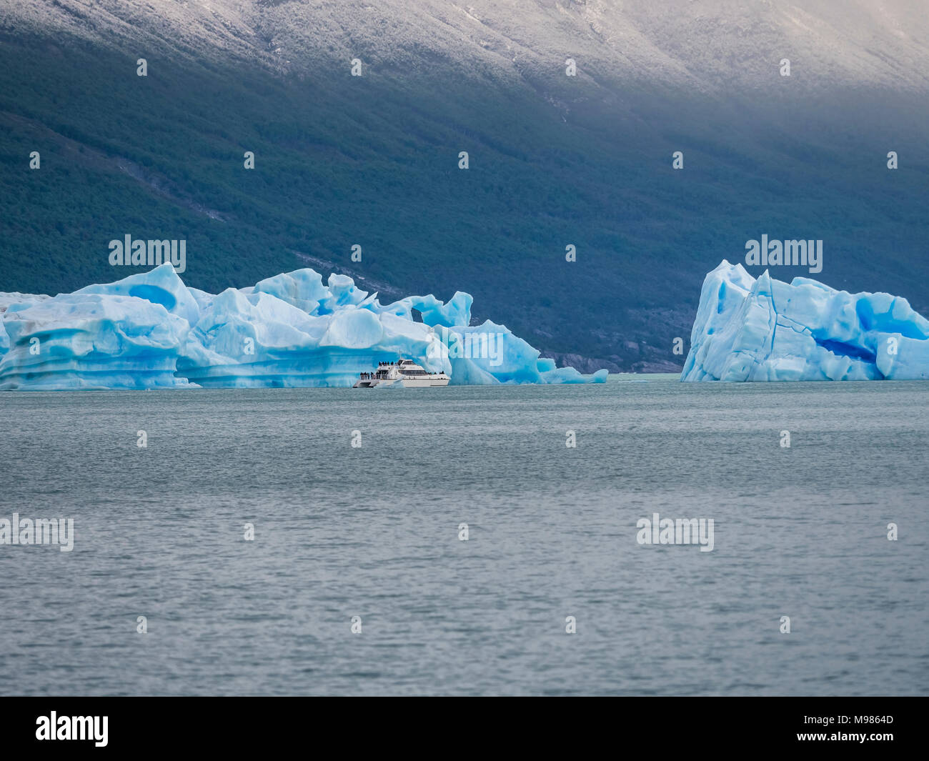 Argentina, Patagonia, El Calafate, Puerto Bandera, Lago Argentino, Parque Nacional Los Glaciares, Estancia Cristina, rotte iceberg, tourboat Foto Stock
