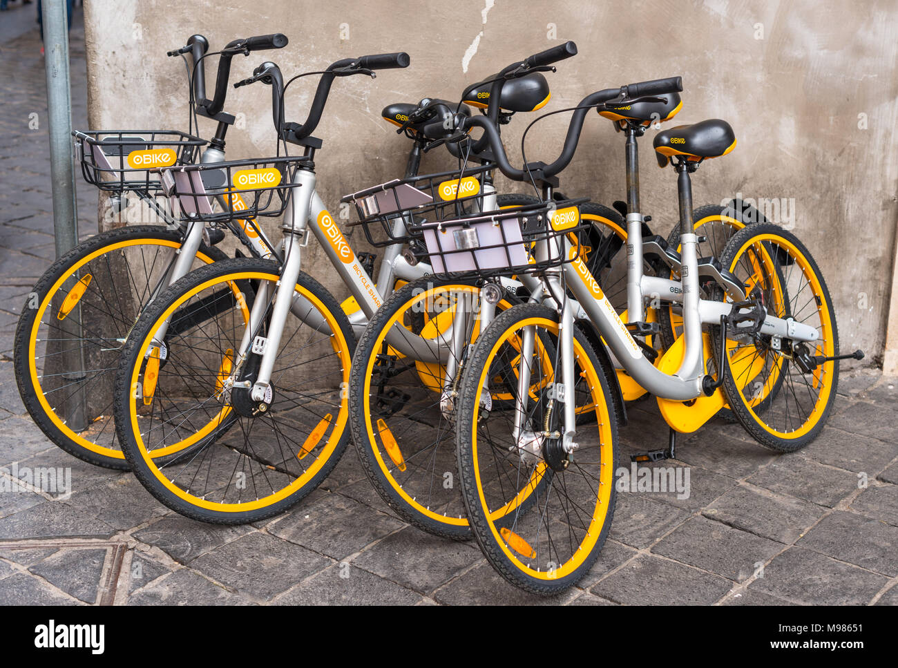 Biciclette a noleggio da Roma dockless oBike regime. Roma. Lazio. L'Italia. Foto Stock