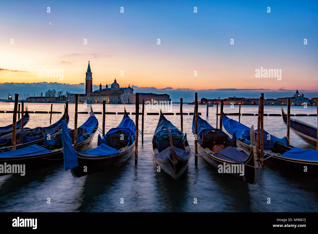 L'Italia, Veneto, Venezia, gondole di fronte a San Giorgio Maggiore, la mattina presto Foto Stock