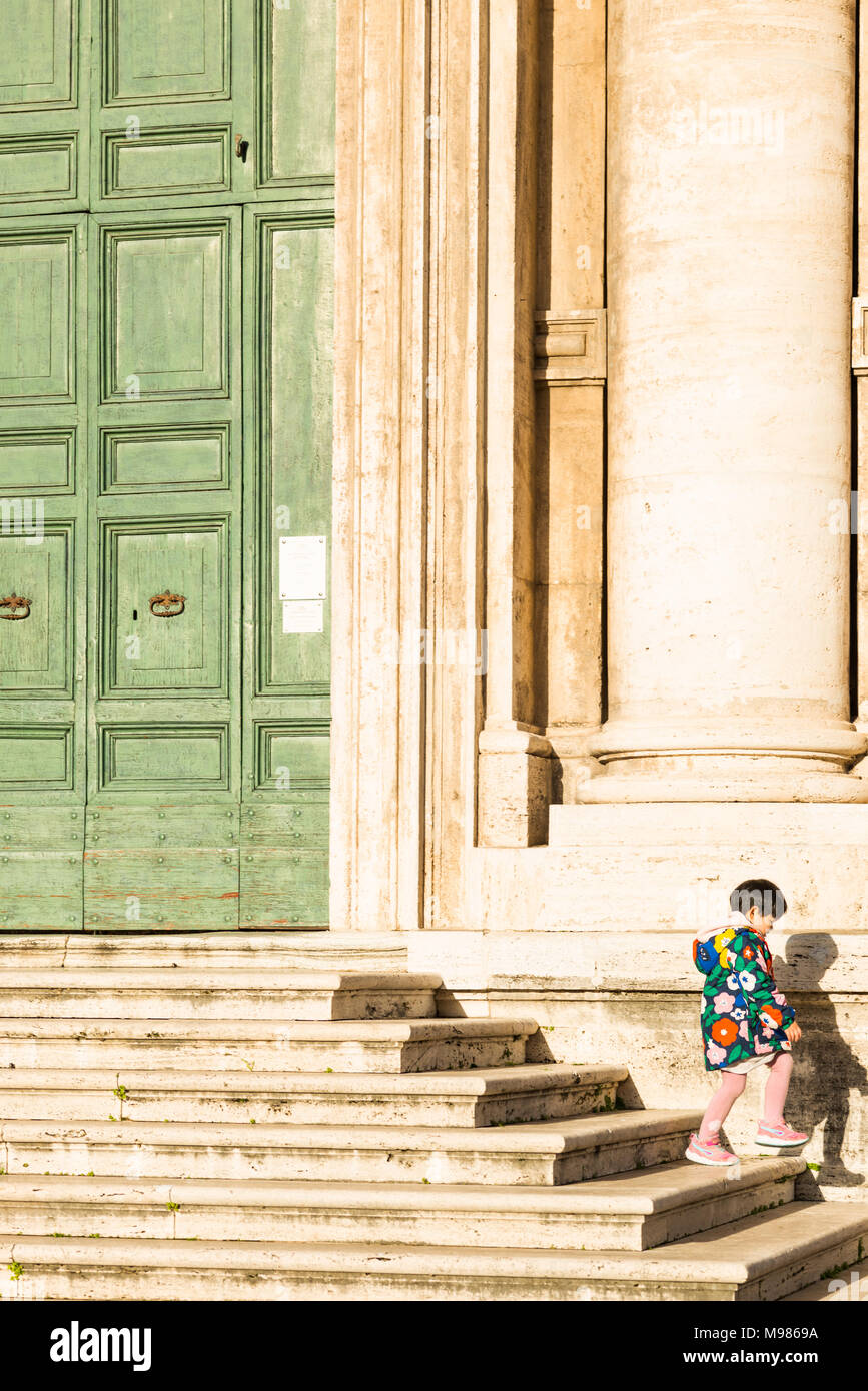 I bambini cinesi sui gradini della chiesa dei Santi Luca e Martina accanto al Foro Romano, Roma, lazio, Italy. Foto Stock