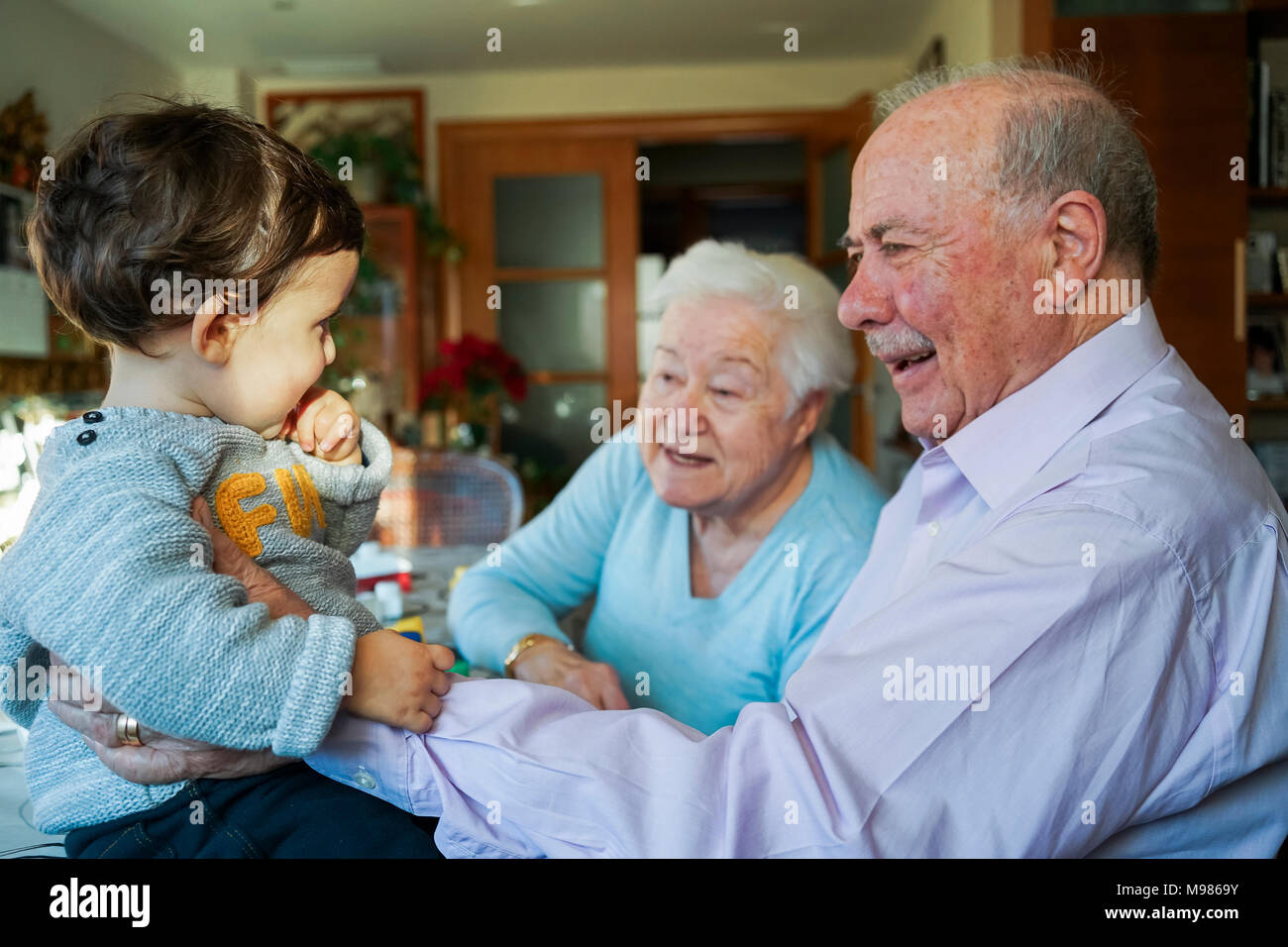 Grande-nonni giocare con la bambina a casa Foto Stock