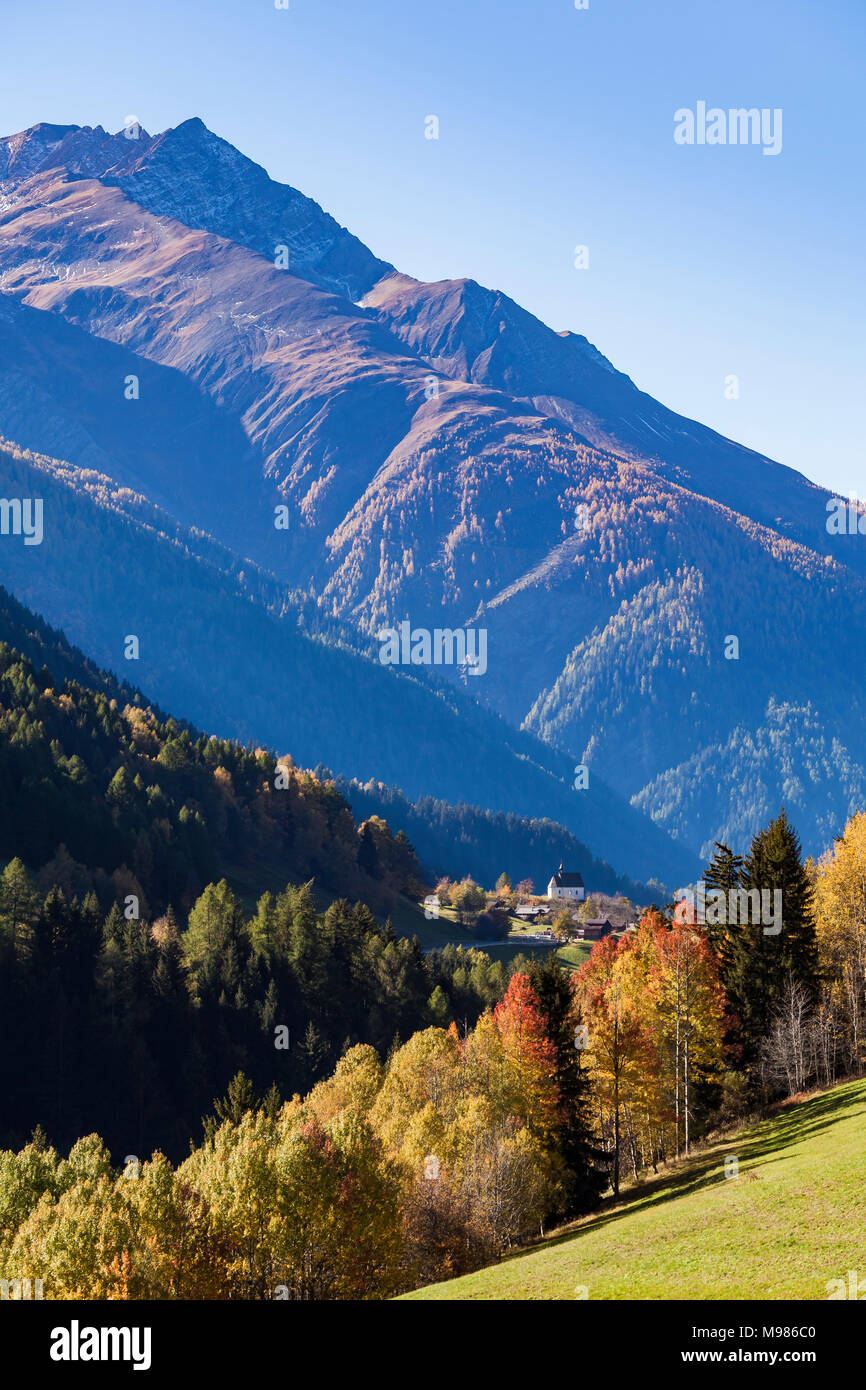 Schweiz, Kanton Wallis, Goms, Blick nach Mühlebach, Kapelle der Heiligen Familie, Wald, Herbst, Herbstbäume Foto Stock