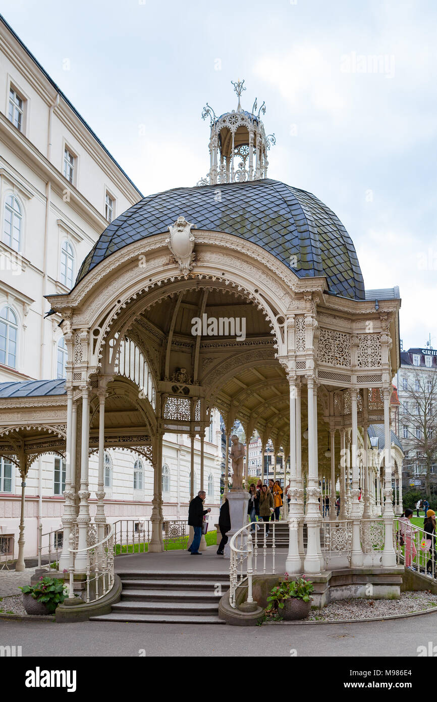 KARLOVY VARY, Repubblica Ceca - 28 Aprile 2017: famosa in tutto il mondo per le sue sorgenti di acque minerali, l'Karlsbad Foto Stock