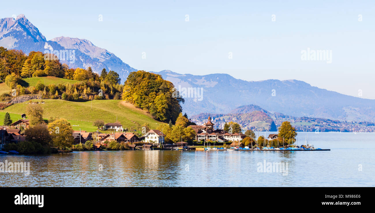 Schweiz, Kanton Bern, Berner Oberland, Schweizer Alpen, Thunersee, Därligen, Boote, Herbst Foto Stock