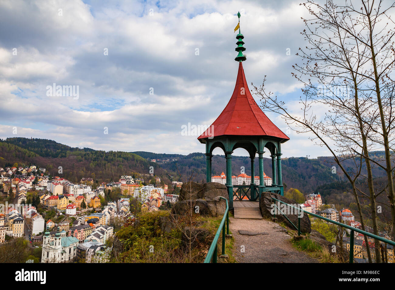 Bella vista panoramica della famosa città termale di Karlovy Vary, Repubblica Ceca Foto Stock