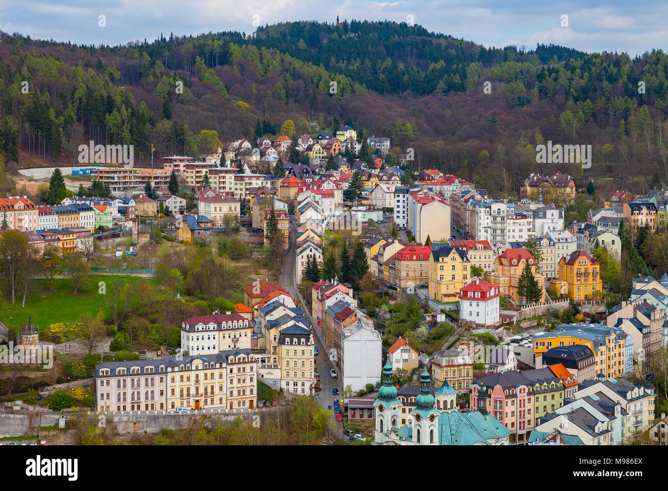 KARLOVY VARY, Repubblica Ceca - 29 Aprile 2017: Veduta aerea della città dalla collina di Pietro il Grande Foto Stock