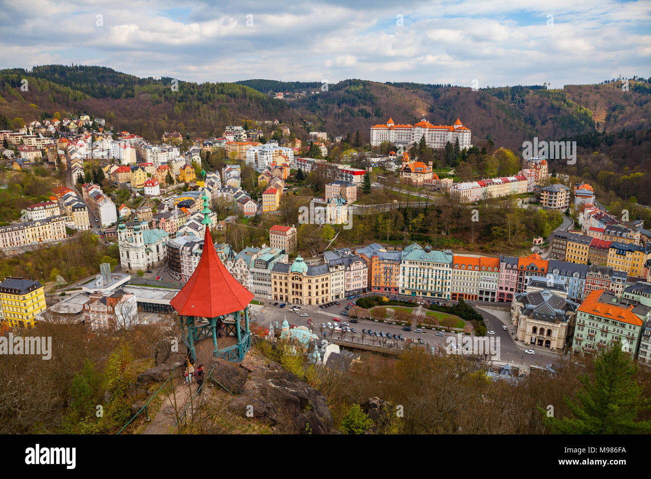 KARLOVY VARY, Repubblica Ceca - 29 Aprile 2017: Veduta aerea della città dalla collina di Pietro il Grande Foto Stock