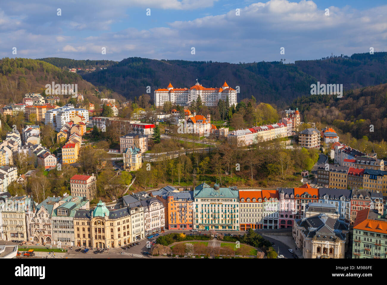 KARLOVY VARY, Repubblica Ceca - 29 Aprile 2017: Bella aerila panoramica vista della cittadina termale, ex nome Carlsbad Foto Stock