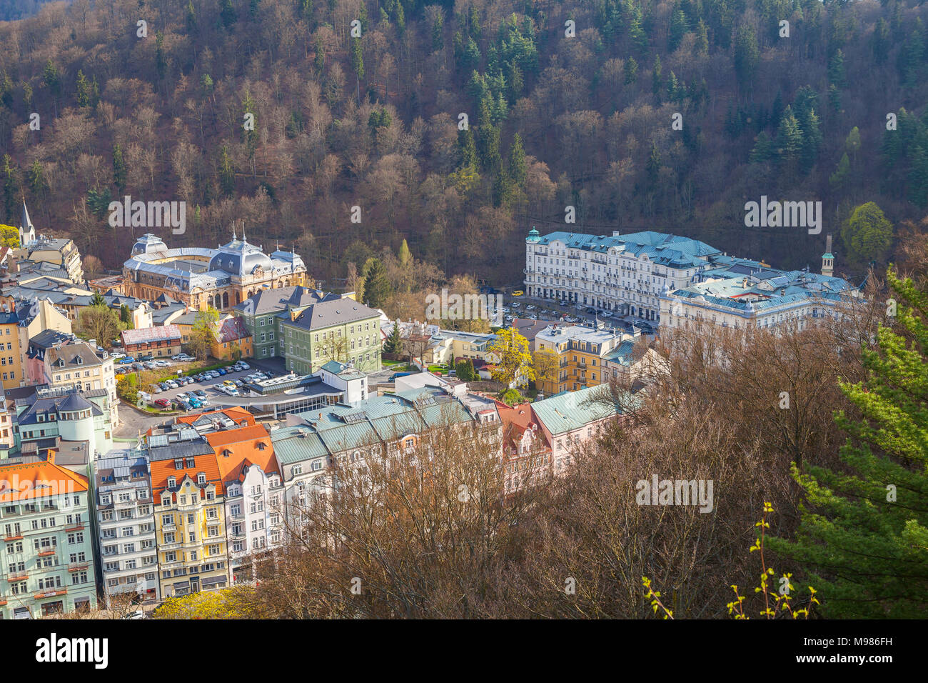 KARLOVY VARY, Repubblica Ceca - 29 Aprile 2017: Bella aerila panoramica vista della cittadina termale, ex nome Carlsbad Foto Stock