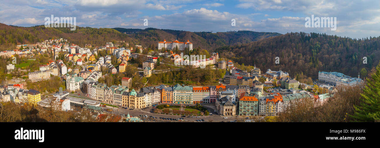KARLOVY VARY, Repubblica Ceca - 29 Aprile 2017: Bella aerila panoramica vista della cittadina termale, ex nome Carlsbad Foto Stock