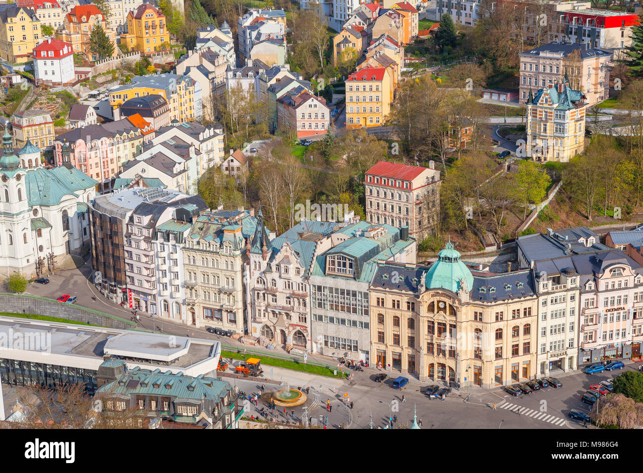 KARLOVY VARY, Repubblica Ceca - 29 Aprile 2017: Bella aerila panoramica vista della cittadina termale, ex nome Carlsbad Foto Stock
