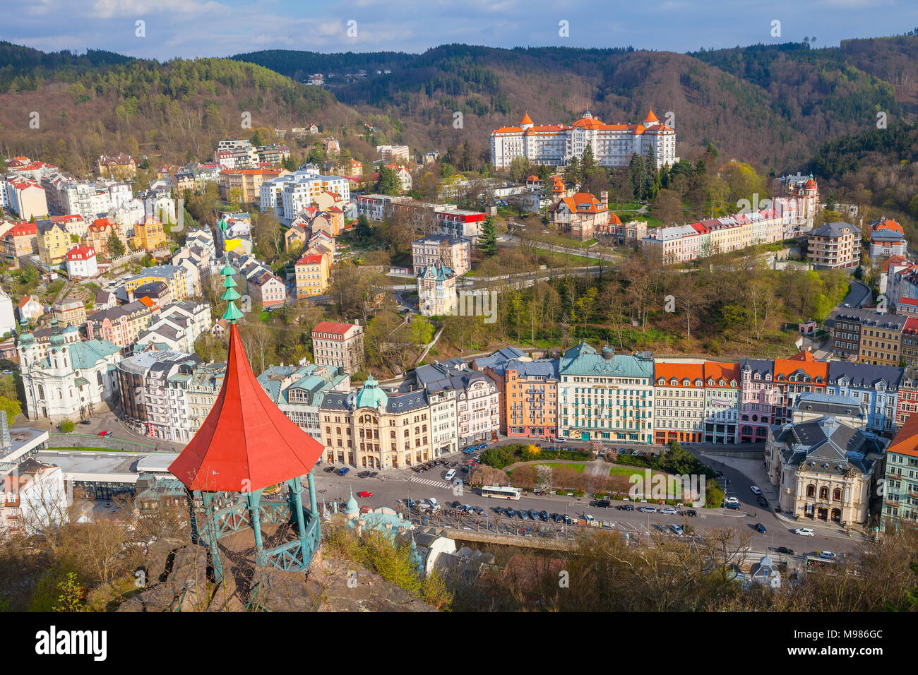 KARLOVY VARY, Repubblica Ceca - 29 Aprile 2017: Veduta aerea della città dalla collina di Pietro il Grande Foto Stock