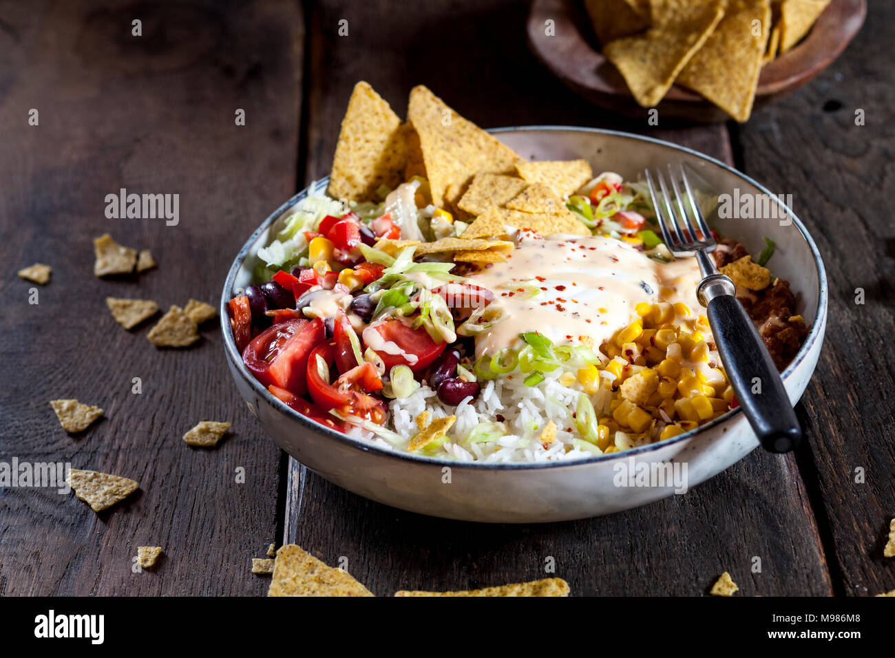 Taco insalatiera con riso, mais, chili con carne, i fagioli bianchi, lattuga iceberg, panna acida, nacho chips, pomodori Foto Stock