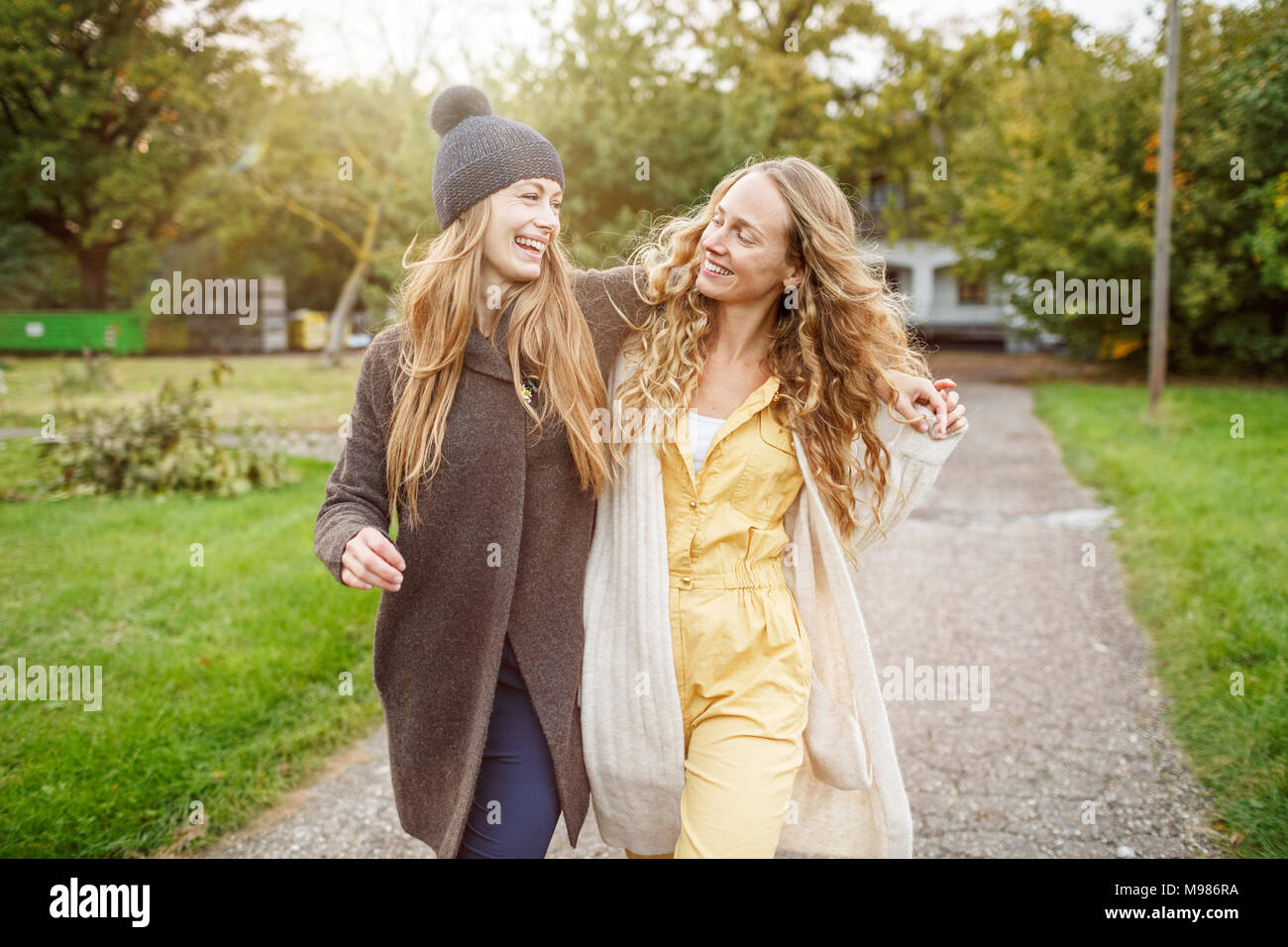 Due felici donne passeggiate nel paesaggio rurale Foto Stock