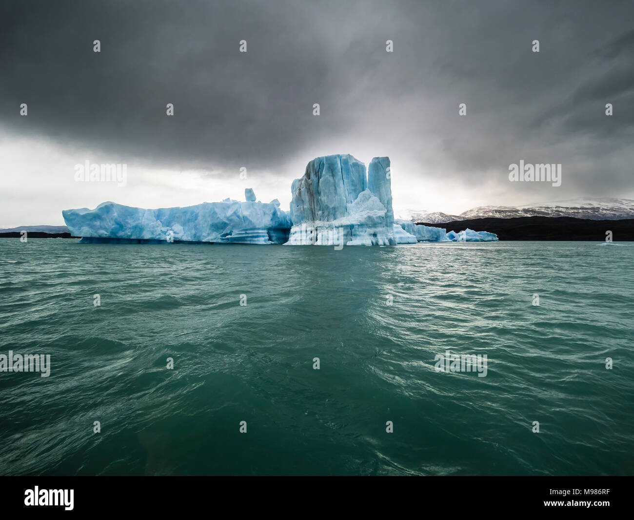 Argentina, Patagonia, El Calafate, Puerto Bandera, Lago Argentino, Parque Nacional Los Glaciares, Estancia Cristina, rotte iceberg Foto Stock