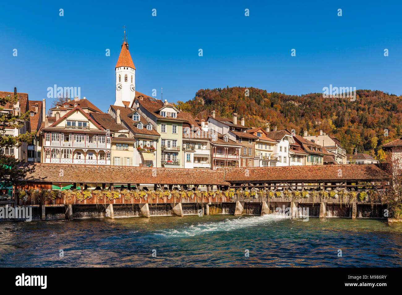 Schweiz, Kanton Bern, Berner Oberland, Thun, Fluss Aare, Altstadt, Stadtkirche, Untere Schleuse, Schleusenbrücke, überdachte Brücke Foto Stock