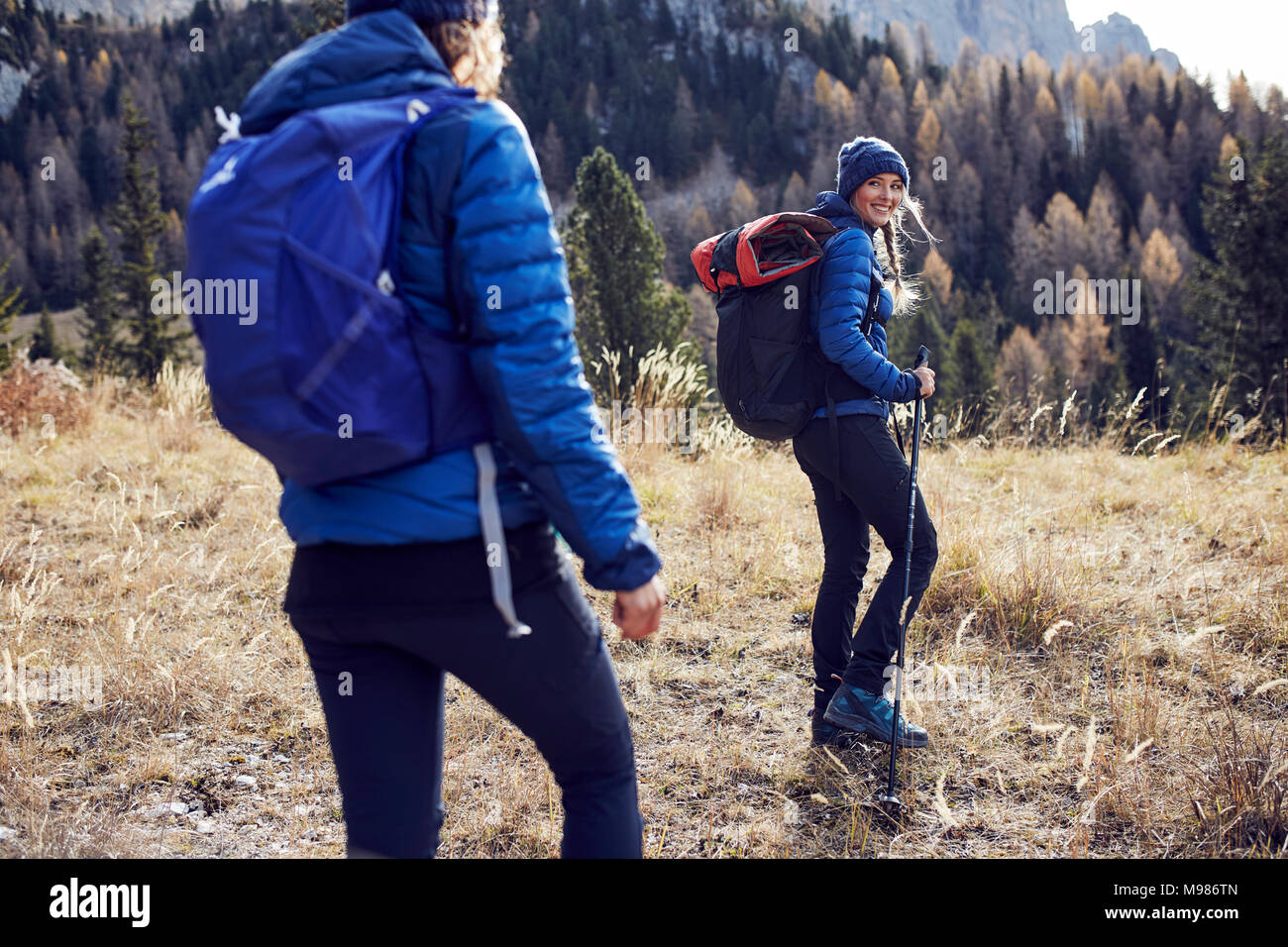 Due giovani donne escursioni in montagna Foto Stock