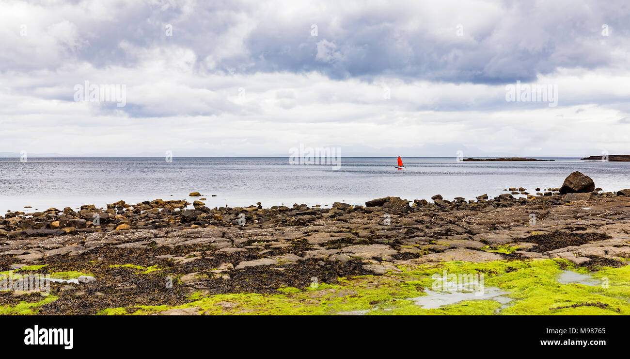 Schottland, Innere Hebriden, Skye, Insel, Isola di Skye, Staffin Staffin Bay, Segelboot, Bootsklasse Optimist, Segeljolle, segeln, Wassersport Foto Stock