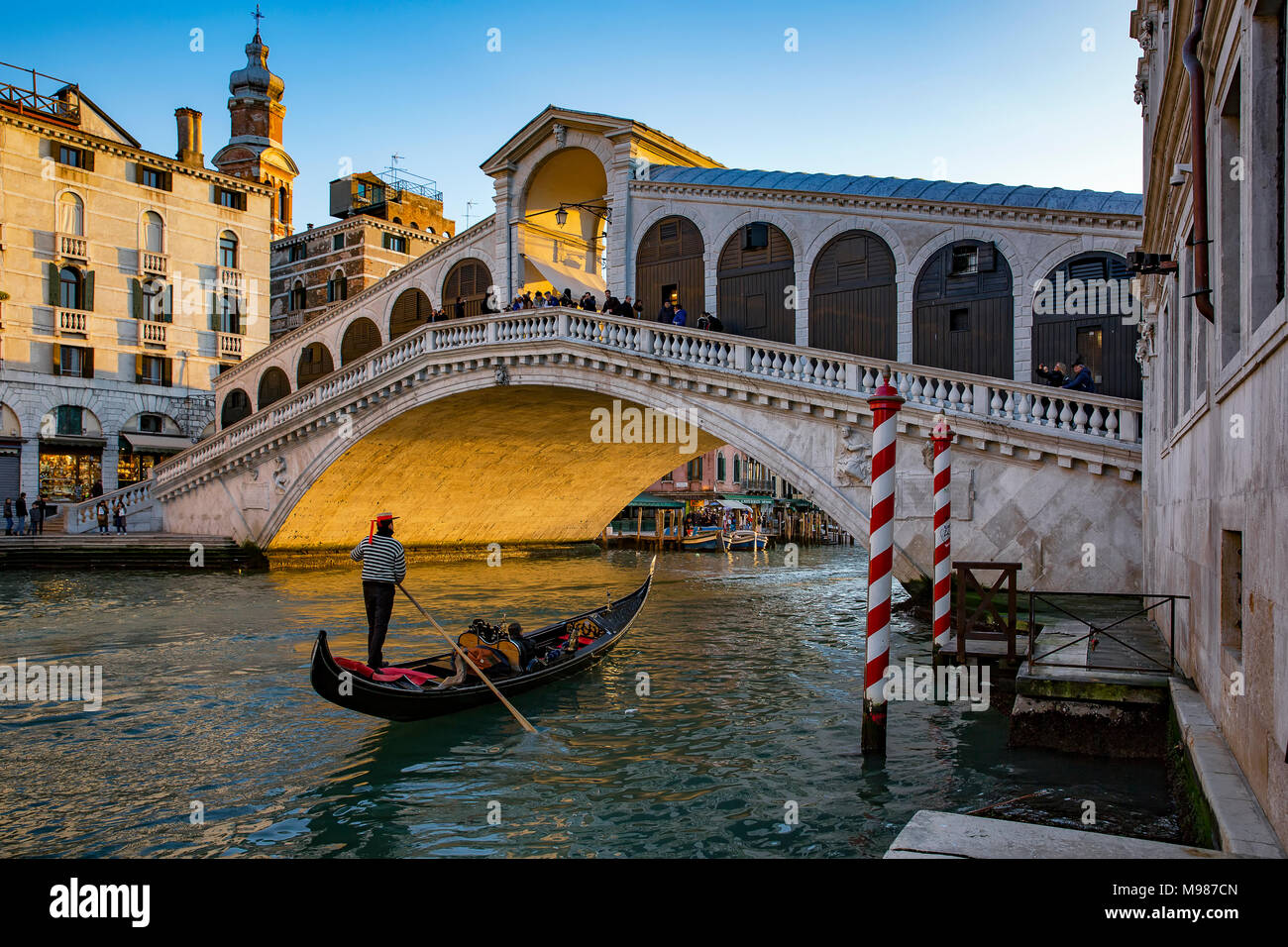 L'Italia, Veneto, Venezia, Gondola sul Canal Grande nella parte anteriore del ponte di Rialto Foto Stock