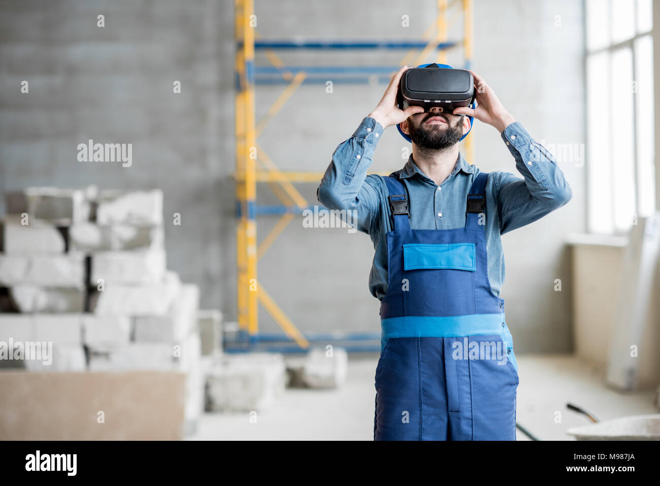 Builder collabora con occhiali VR Foto Stock