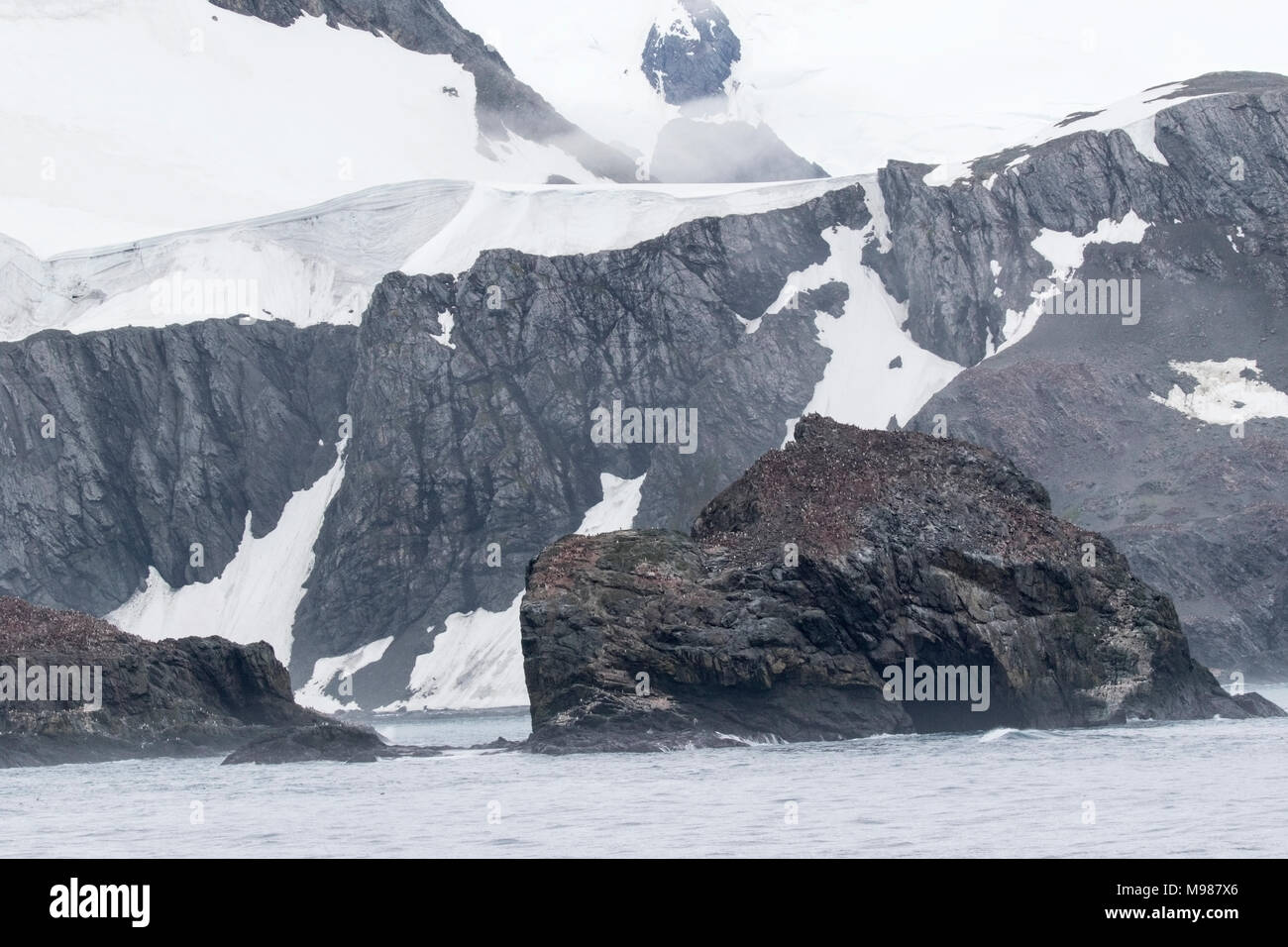 Vista di Elephant Island, penisola antartica, Antartide, mostrando ricoperti di ghiaccio montagne Foto Stock