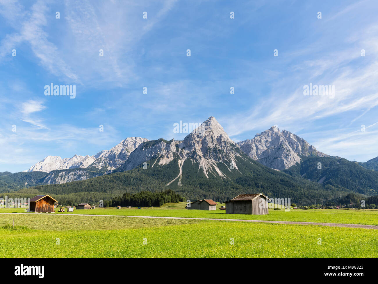 Austria, Tirolo, Lermoos, Ehrwalder Becken, vista Ehrwalder Sonnenspitze, Gruenstein, Ehrwald, Mieminger Kette Foto Stock
