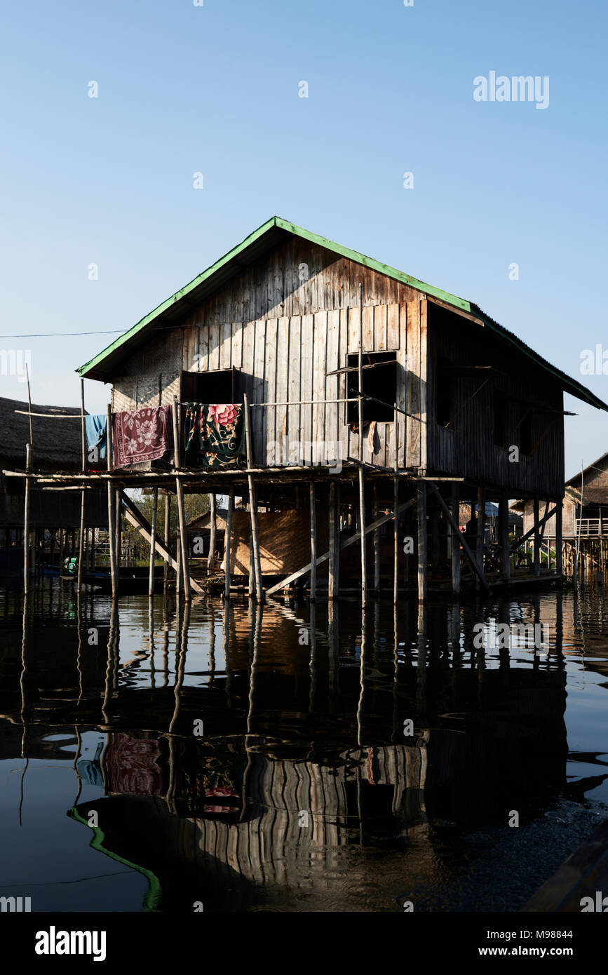 Casa galleggiante al tramonto al Lago Inle, Myanmar. Foto Stock