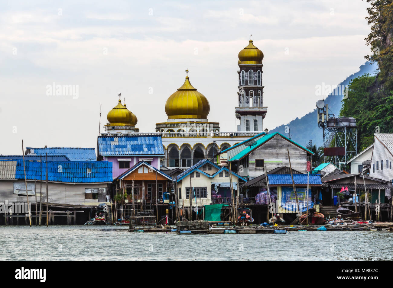 Thailandia, Ko Panyi, Floating musulmana del villaggio di pesca Foto Stock