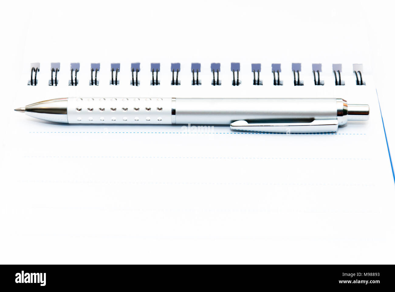 Notebook a vuoto con la penna in sfondo bianco Foto Stock