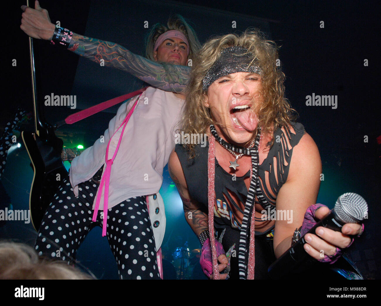 (L-R) Lexxi Foxx e cantante Ralph Saenz aka Michael Starr di metallo Skool eseguendo al Key Club il 24 marzo 2008 in West Hollywood, California. Foto Stock