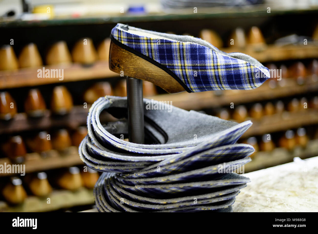 La produzione di pantofole in cobbler del negozio Foto Stock