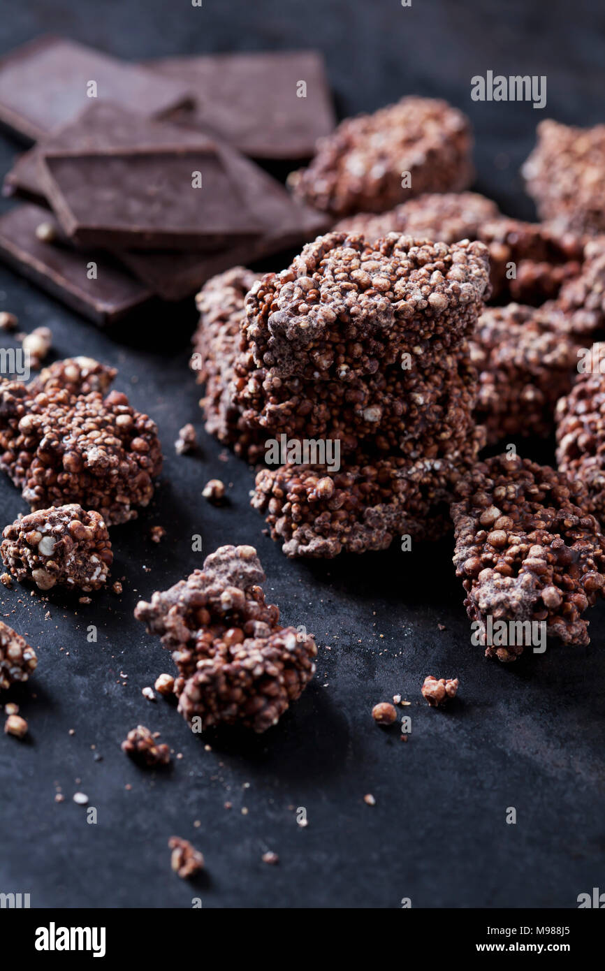 L'amaranto Quinoa biscotti con cioccolato fondente, close-up Foto Stock