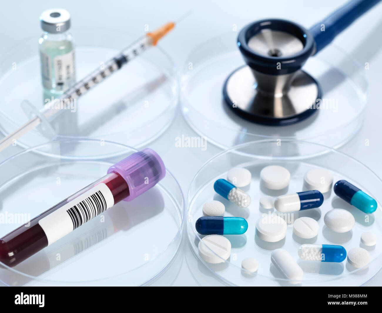 Uno stetoscopio vaccino, campione di sangue e la varietà di medicina in capsula di petri Foto Stock