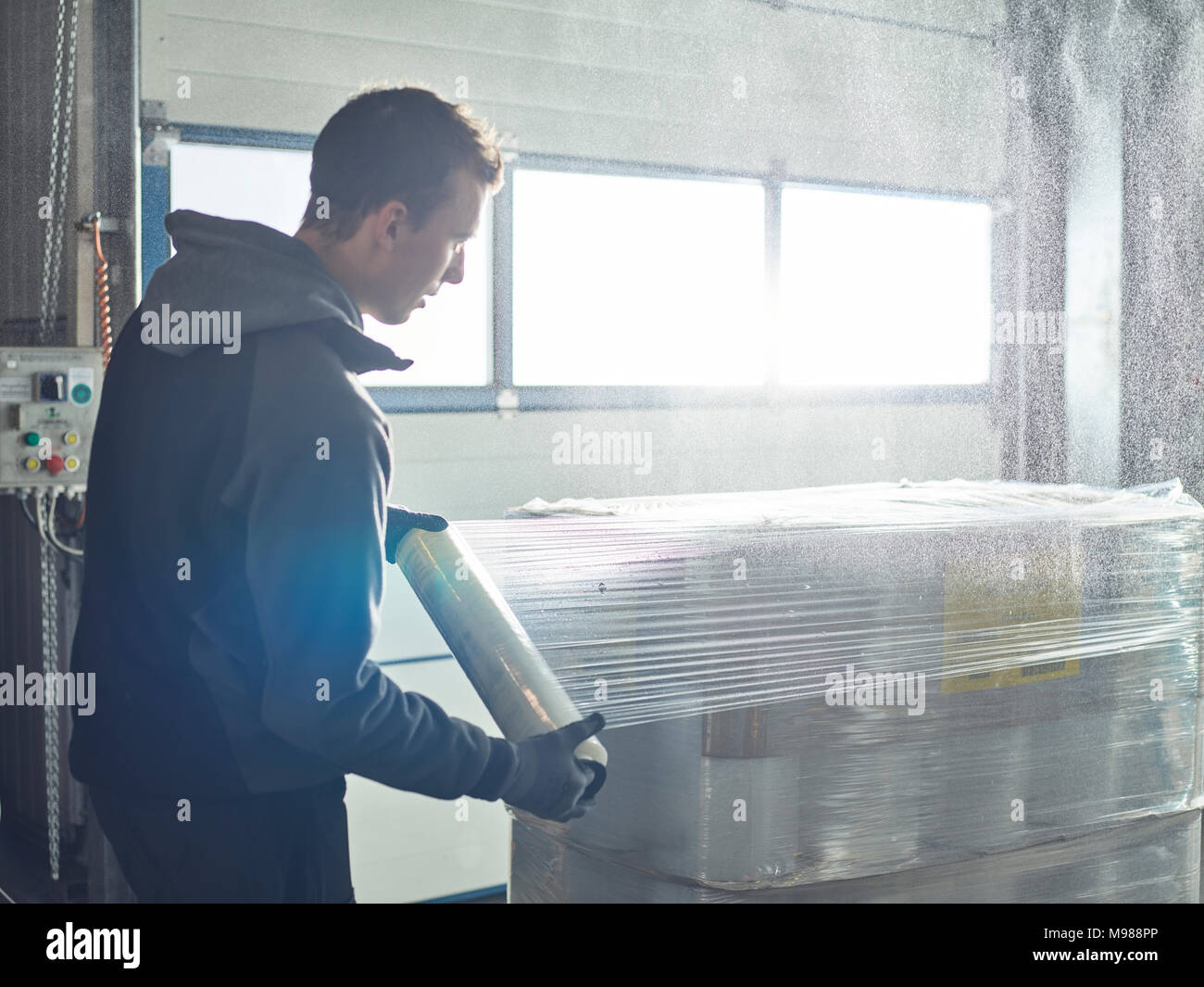 Lavoratore di trasporto merci di chiusura con un foglio di alluminio Foto Stock