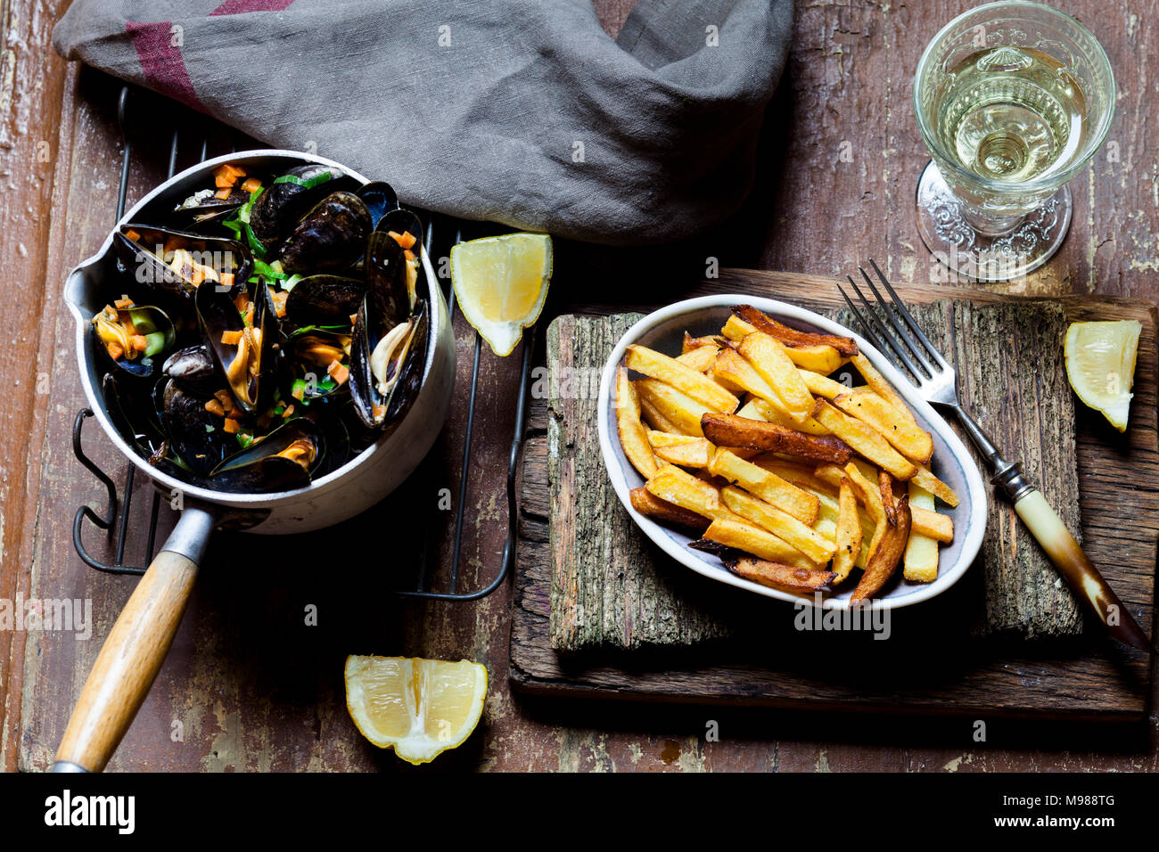 Moules-frites, blu le cozze e le patatine fritte, vino bianco Foto Stock