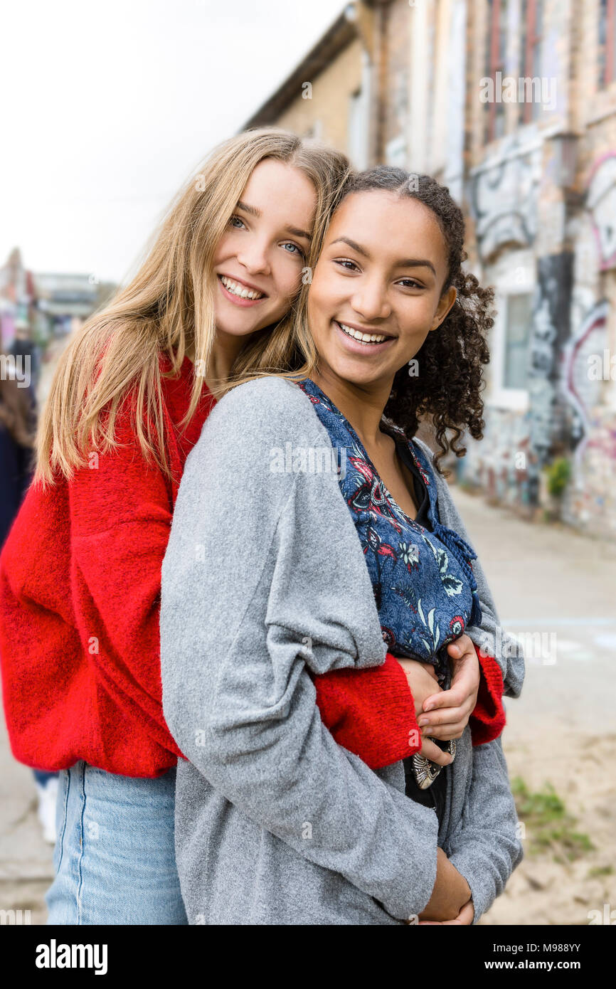 Germania, Berlino, ritratto di due amiche felice Foto Stock