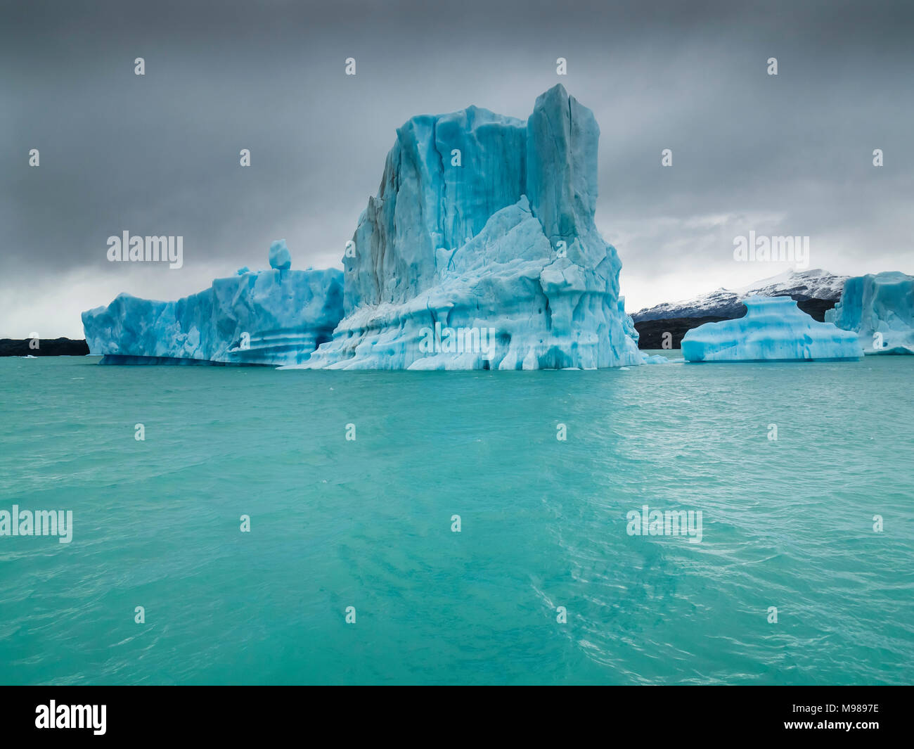 Argentina, Patagonia, El Calafate, Puerto Bandera, Lago Argentino, Parque Nacional Los Glaciares, Estancia Cristina, rotte iceberg Foto Stock