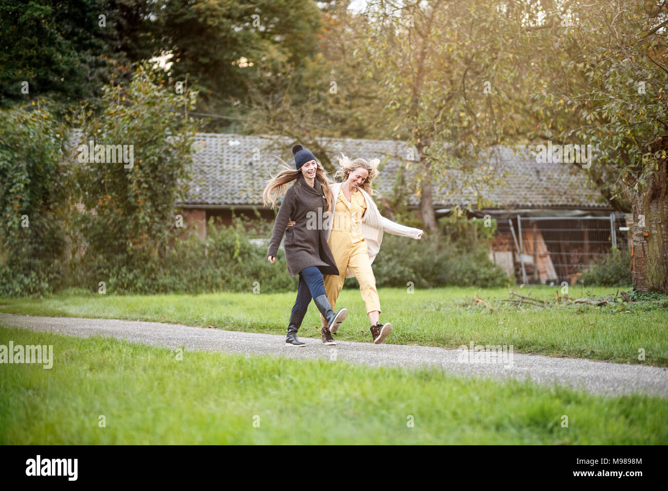 Due felici donne passeggiate nel paesaggio rurale Foto Stock