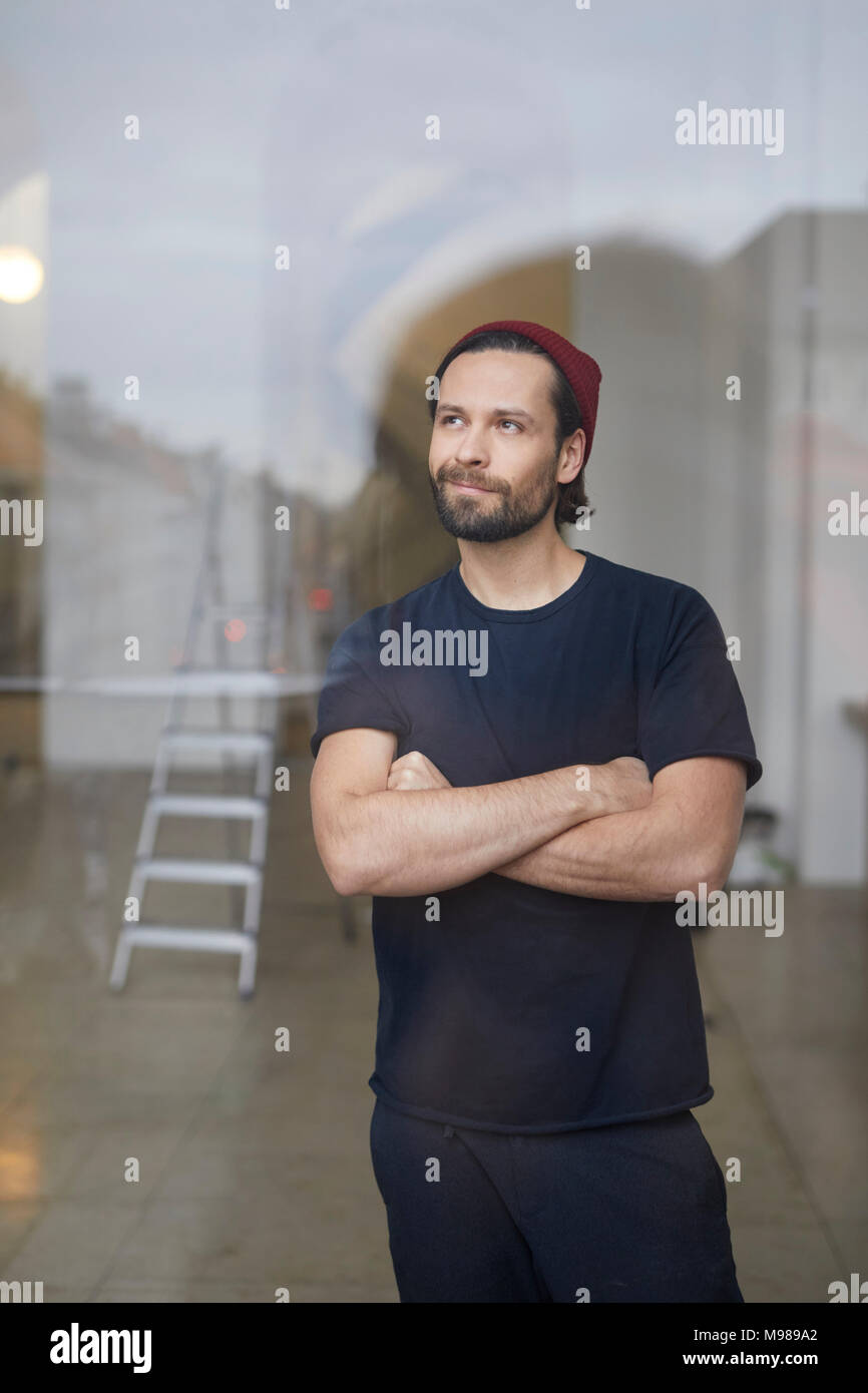 Ritratto di artista contenuto nel suo atelier guardando fuori della finestra Foto Stock