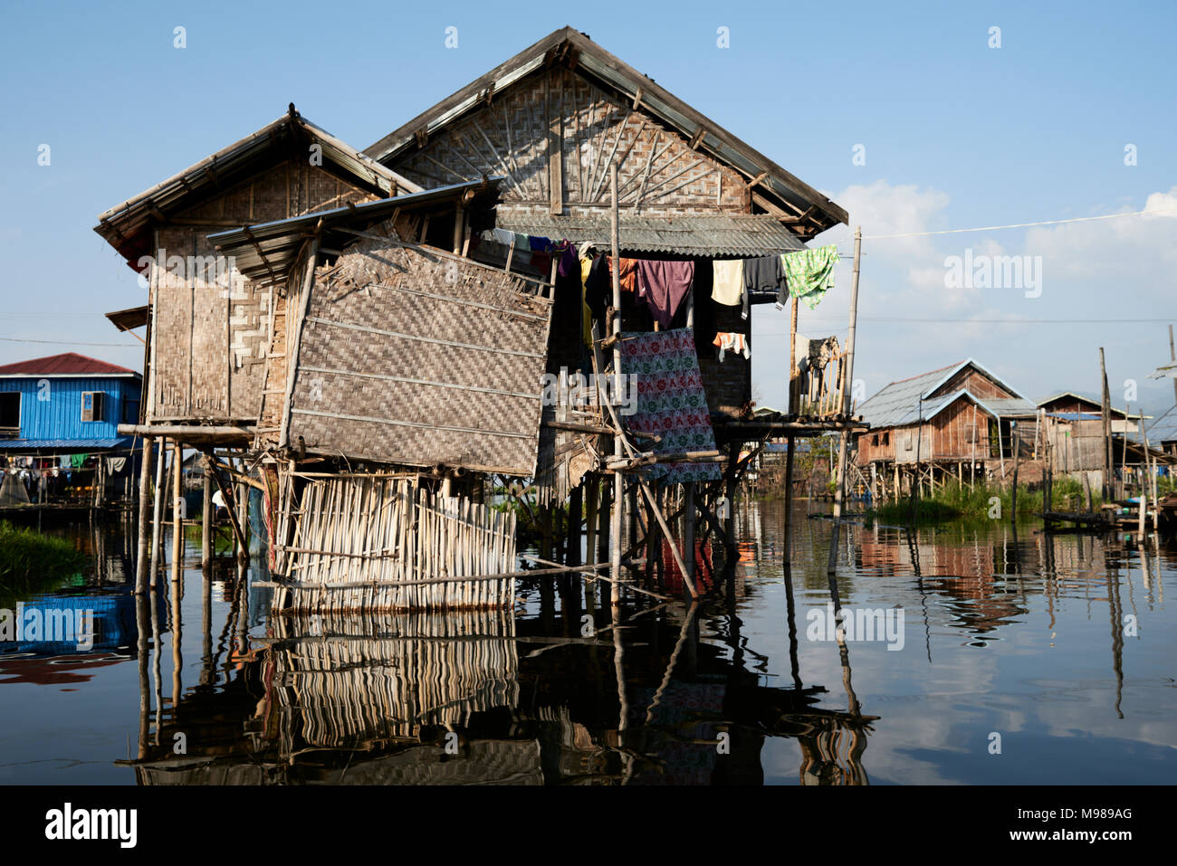 Casa galleggiante al tramonto al Lago Inle, Myanmar. Foto Stock